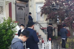 בקראון הייטס מתקשים להכריע בסוגיית פתיחת בתי הכנסת