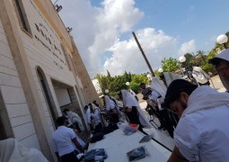 בית מנחם חוזר אט אט לשיגרה, לאחר ההפסקה הארוכה בגין הקורונה. צפו במתפללים בתפילת הלל של ראש חודש סיון בית מנחם חוזר אט אט לשיגרה, לאחר ההפסקה הארוכה בגין הקורונה. צפו במתפללים בתפילת הלל של ראש חודש סיון