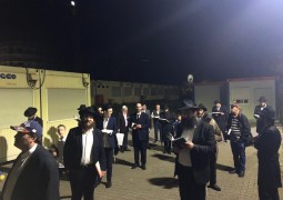 ברלין, גרמניה: קידוש לבנה בחצר בית הכנסת בראשות השליח הרב יהודה טייכטל ברלין, גרמניה: קידוש לבנה בחצר בית הכנסת בראשות השליח הרב יהודה טייכטל