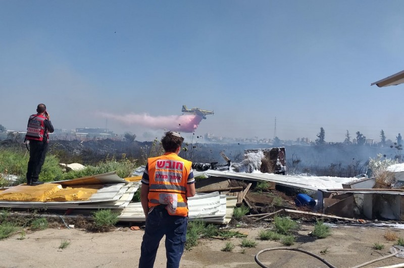 צוותי כיבוי כולל מטוס, פועלים בשריפ בשדות מושב זיתן, הנמצא בתחום שיפוט מועצה איזורית 'שדות דן'. חובשים של איחוד הצלה סניף כפר חב