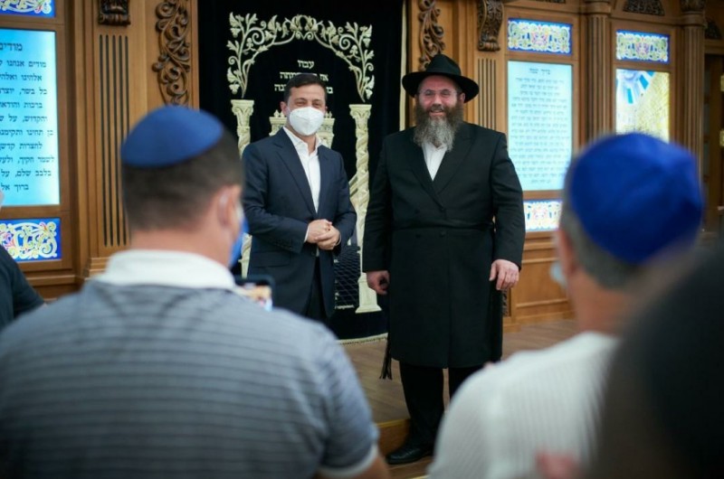 נשיא אוקראינה בבית הכנסת בחרסון, שנפגע מאנטישמים