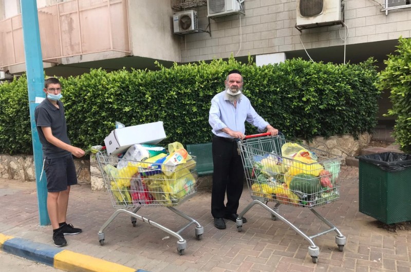 עד הבית: ר׳ מוטי ליפסקר יןצא הבוקר מחנות המכולת בניהולו בכדי לספק לחולה קורונה משלוח של מוצרי מזון
