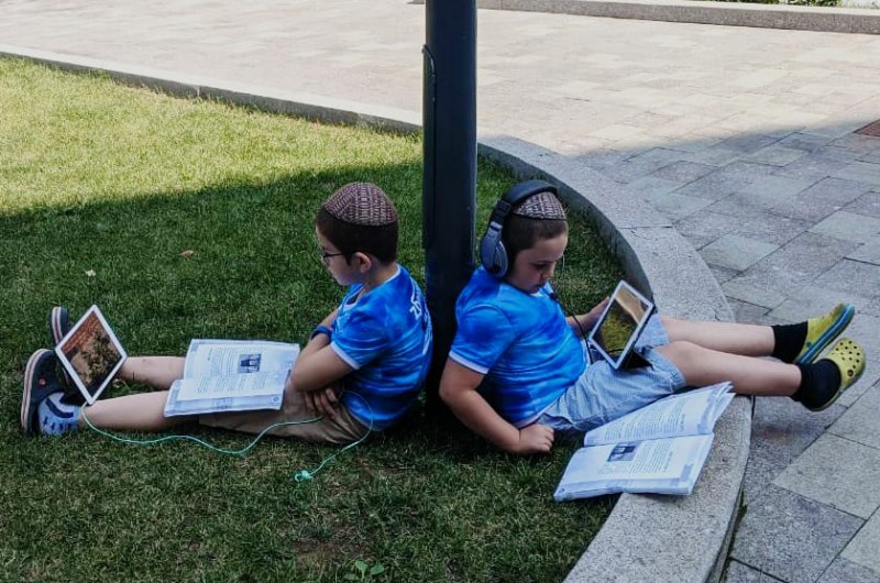 בצל הקורונה: ילדי השלוחים במוסקווה מתכנסים בימים אלה ל'קעמפ גן ישראל' ייחודי. הנה טעימה