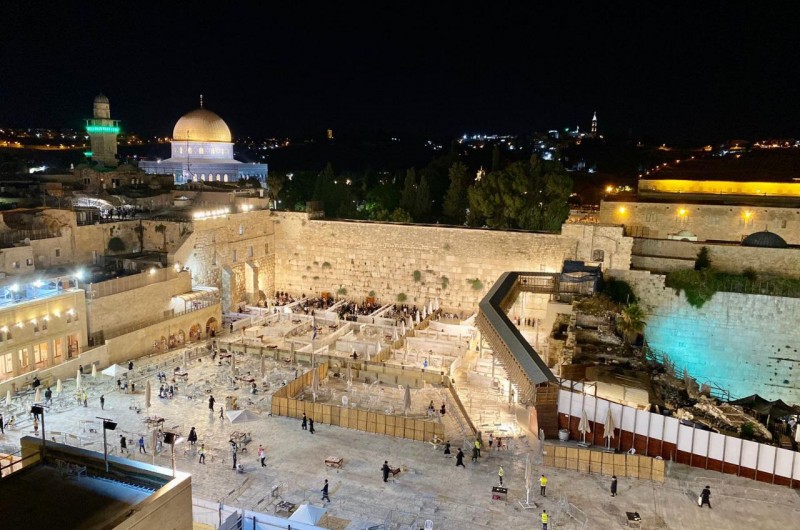 לשנה הבאה בירושלים הבנויה: הצלם שניאור שיף מתעד את הכותל המערבי, שריד בית מקדשנו בעת יציאת הצום