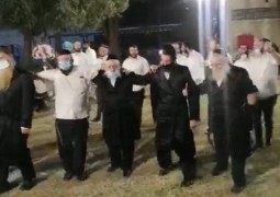 בחצר אולם האירועים ב'בית רבקה': חתונת מנחם הורביץ מלוד עב בחצר אולם האירועים ב'בית רבקה': חתונת מנחם הורביץ מלוד עב