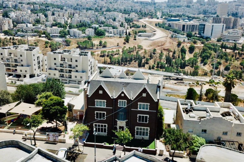 ממעוף הציפור: בית הכנסת 770 בשכונת רמת שלמה בירושלים, היום (צילום: שניאור שיף, COL)