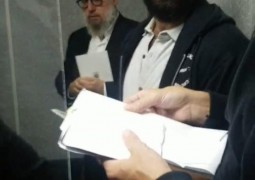 עם נחיתת מטוס הצ'ארטר מניו יורק לאלמא אטא, פנו האורחים הישר לתפילת ערבית וכתיבת פ עם נחיתת מטוס הצ'ארטר מניו יורק לאלמא אטא, פנו האורחים הישר לתפילת ערבית וכתיבת פ