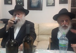 בברית שהתקיימה היום לבנו של ר' נתי פריז, חתנו של הרה בברית שהתקיימה היום לבנו של ר' נתי פריז, חתנו של הרה