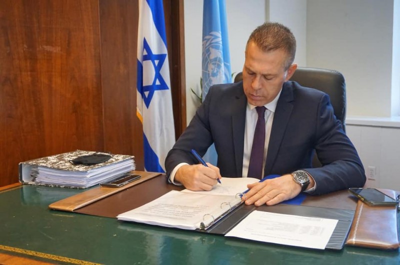 החתימה הראשונה: שגריר ישראל באו
