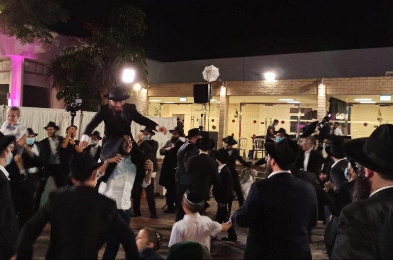 בחצר אולם האירועים בבית רבקה: חתונת הת' שמוליק בוטמן מלוד עב