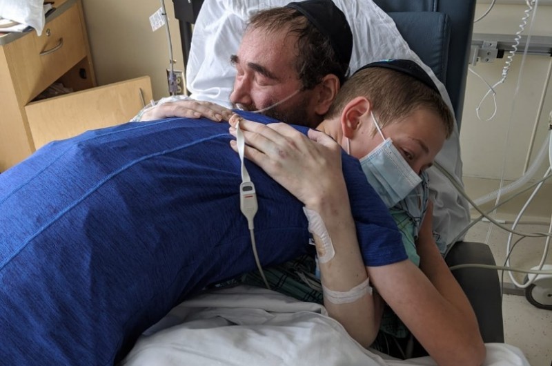 5 חודשים לאחר שחלה, נפגש עם בנו לראשונה. 