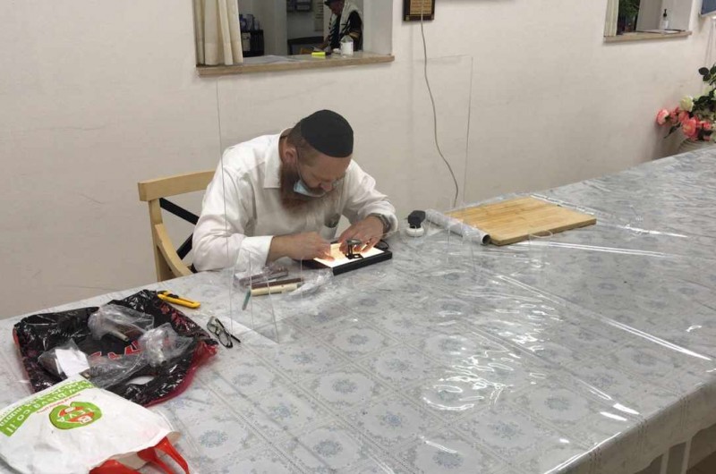 'על מזוזות ביתך': הרב יוסף יצחק ליפקין, מנהל הפעילות בבית חב 'על מזוזות ביתך': הרב יוסף יצחק ליפקין, מנהל הפעילות בבית חב