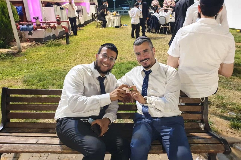 מנוחת המוזיקאים בימי הקורונה: הקלידן יוסף חיים משה והזמר ישראל ג'רופי, ברגע של מנוחה על הספסל בין סבב הריקודים בשמחה חב מנוחת המוזיקאים בימי הקורונה: הקלידן יוסף חיים משה והזמר ישראל ג'רופי, ברגע של מנוחה על הספסל בין סבב הריקודים בשמחה חב