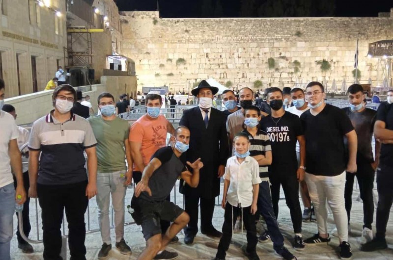קבוצת תושבי היישוב אלפי מנשה בכותל המערבי עם שליח חב קבוצת תושבי היישוב אלפי מנשה בכותל המערבי עם שליח חב