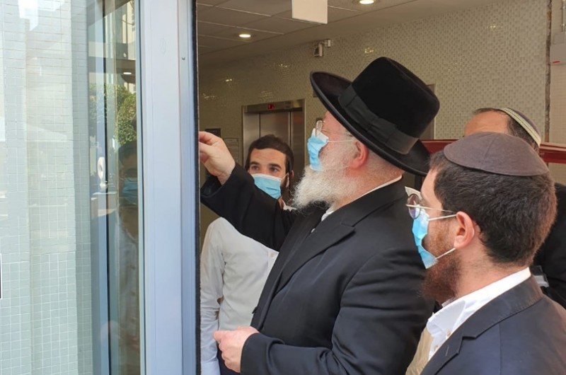 נערכים לחגי תשרי: רבה העיר בני ברק, הרב חיים יצחק אייזיק לנדא סייר במרכז הרפואי 'שמיר' (אסף הרופא) ולאחר מכן קבע מזוזה בכניסה חדשה שנחנכה בבנין האשפוז, כניסה בה מונהגת דלת שבת לטובת ציבור שומרי המצוות