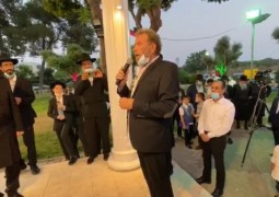 החזן דודו פישר מבצע את החזן דודו פישר מבצע את