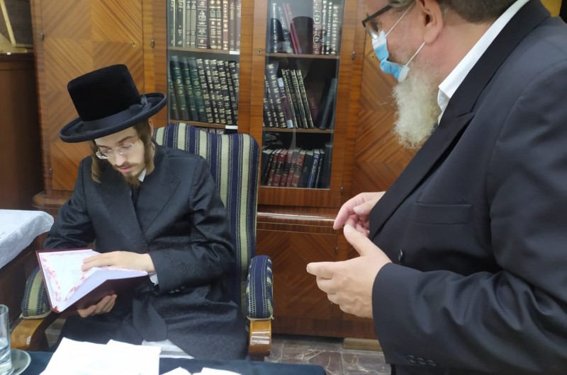 הרב יוסף יצחק פיקרסקי, משלוחי הרבי בתל אביב, מעניק לאדמו