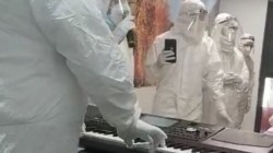 לקראת יום הכיפורים: קבוצת מתנדבים, עטויים בלבוש מוגן, הגיעו למחלקת קורונה בבית הרפואה לקראת יום הכיפורים: קבוצת מתנדבים, עטויים בלבוש מוגן, הגיעו למחלקת קורונה בבית הרפואה