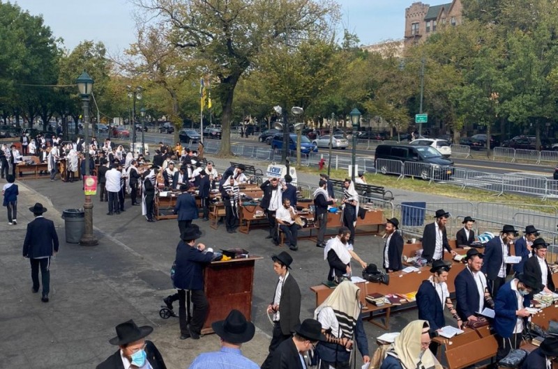 ערב שבת תשובה: עשרות מניינים בתפילת שחרית ברחבה הסמוכה לבית חיינו  770