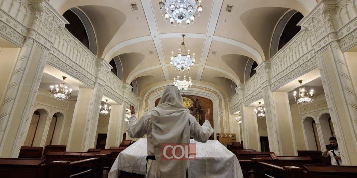 החזן ר׳ יהודה מנדלסון שי׳ בהכנות אחרונות לתפילת יום הכיפורים בבית הכנסת המרכזי ׳ברודצקי׳ קייב אוקראינה.