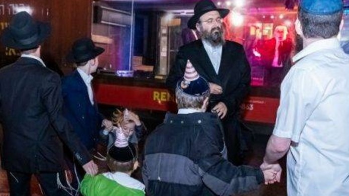 מחצרות הבתים: קראון הייטס על הרגליים בשמחת בית השואבה