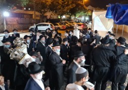 הקפות שניות בחזית בית הכנסת חב הקפות שניות בחזית בית הכנסת חב