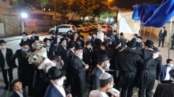 הקפות שניות בחזית בית הכנסת חב הקפות שניות בחזית בית הכנסת חב