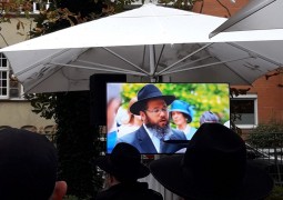 הוּא יְבָרֵךְ: קטע וידאו מרגש הוקרן בחופה המרגשת בהנובר. אב הכלה, השליח הנערץ הרב בני וולף ז הוּא יְבָרֵךְ: קטע וידאו מרגש הוקרן בחופה המרגשת בהנובר. אב הכלה, השליח הנערץ הרב בני וולף ז