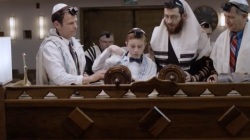 איך עולים לתורה ומה מברכים? כל מה שצריך לדעת על עלייה לתורה, בהפקת 'ערוץ יהדותון' איך עולים לתורה ומה מברכים? כל מה שצריך לדעת על עלייה לתורה, בהפקת 'ערוץ יהדותון'
