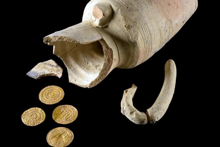 בני יותר מ-1,000 שנה: נחשף כד חרס עם מטבעות זהב טהור