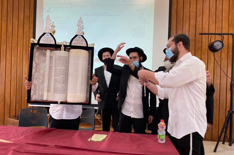 במעמד מצומצם, כפר 'בית צבי סיטרין' חגג עם התורה: תלמידי קפסולות שיעור ב' - ברשות המגיד שיעור הרב דוד בר דיין, הכניסו ספר תורה להיכל בית המדרש של הישיבה (אלעזר ובר)