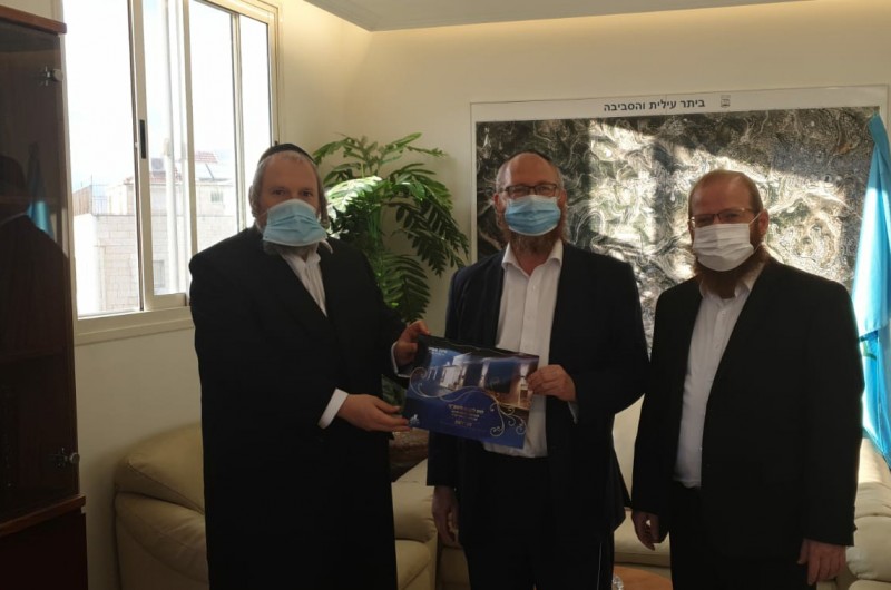 במהלך פגישה עם נציג חב במהלך פגישה עם נציג חב