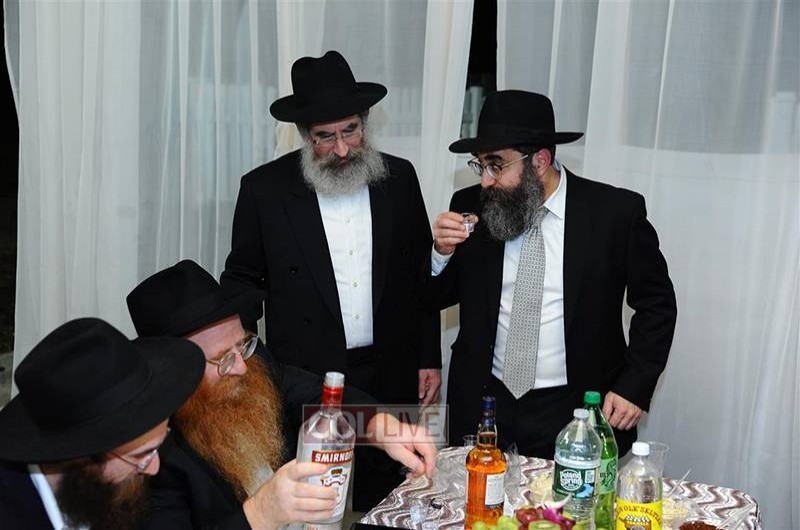 הרב מענדי שרפשטיין מהמרכז לענייני חינוך בחגיגת ה'לחיים' של משפחות ליברוב מפלטבוש וברוין מקראון הייטס הרב מענדי שרפשטיין מהמרכז לענייני חינוך בחגיגת ה'לחיים' של משפחות ליברוב מפלטבוש וברוין מקראון הייטס