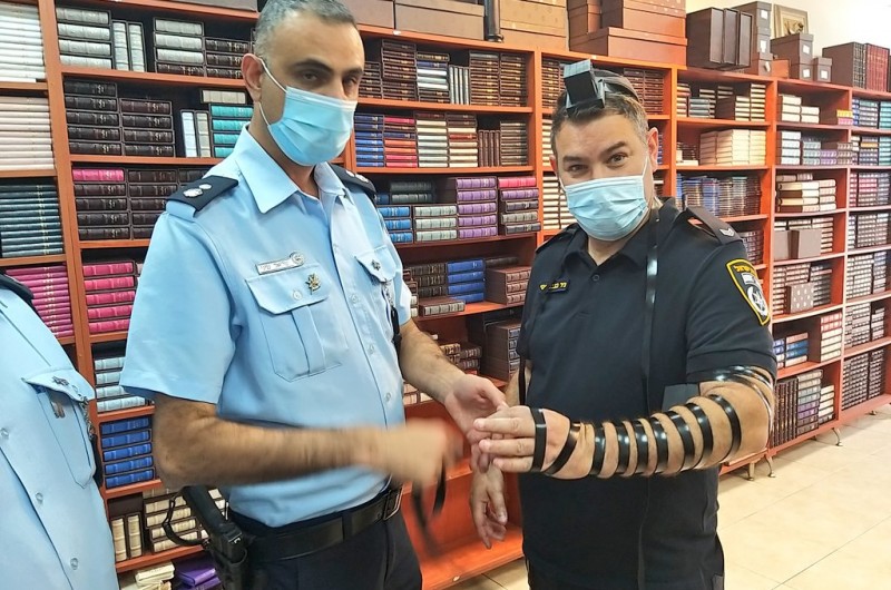אנשי משטרה שבאו לרכוש היום בחנות המפעל של רובר בכפר חב
