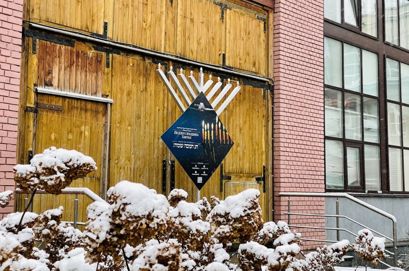 במוסקבה הזדרזו והכינו את מנורת החנוכה, שעומדת מהבוקר מוכנה בחזית בניין מרכז החסד היהודי, ברקע השלג הטרי שיורד על העיר. (צילום: שייע בטוויטר)