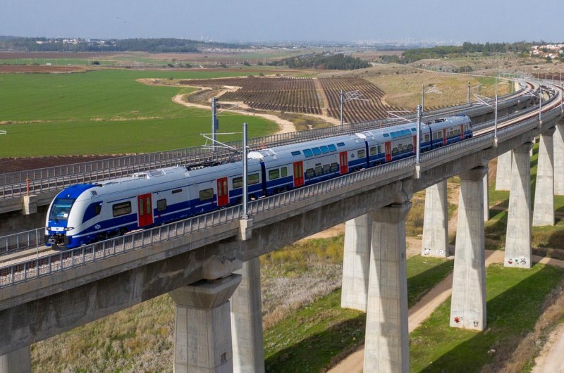 הרכבות החשמליות החדשות בנסיעה ראשונה בישראל