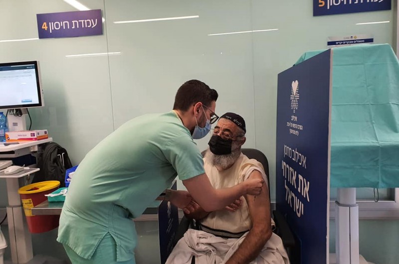 'תן לי כוח': הזמר אריאל זילבר מקבל את החיסון נגד הקורונה, בבית הרפואה 'איכילוב' בתל אביב