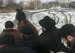 בדרך לציונו של רבי זושא מאניפולי: קבוצת חסידים מארה בדרך לציונו של רבי זושא מאניפולי: קבוצת חסידים מארה