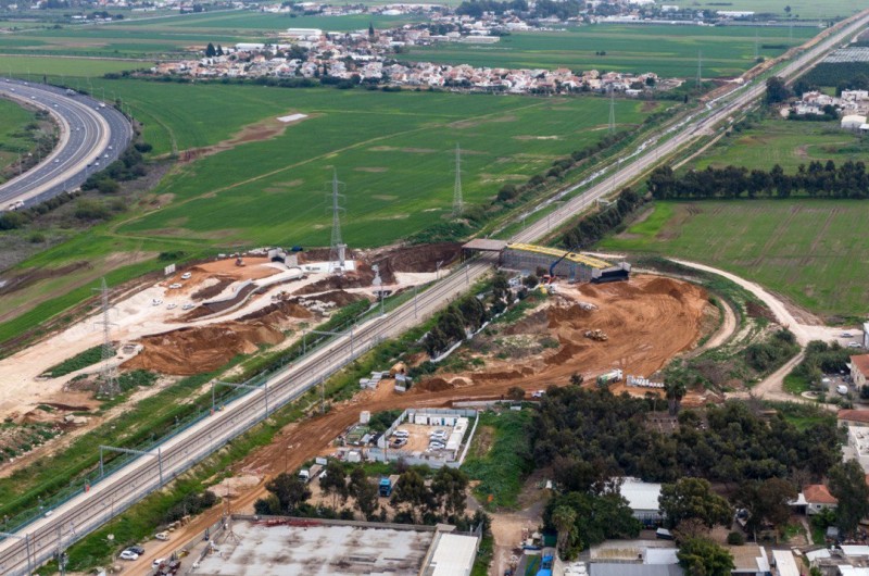 ממעוף הציפור: הצלם שניאור שיף תיעד את עבודות הגשר החדש מעל לרכבת בכפר חב