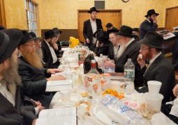 ברכה אחריתא: הרב חיים ברוך הלברשטאם משתתף בשבע ברכות, בשמחת ברוין-ליברוב ב'זאל הקטן' ב-770 ברכה אחריתא: הרב חיים ברוך הלברשטאם משתתף בשבע ברכות, בשמחת ברוין-ליברוב ב'זאל הקטן' ב-770