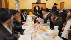 ברכה אחריתא: הרב חיים ברוך הלברשטאם משתתף בשבע ברכות, בשמחת ברוין-ליברוב ב'זאל הקטן' ב-770 ברכה אחריתא: הרב חיים ברוך הלברשטאם משתתף בשבע ברכות, בשמחת ברוין-ליברוב ב'זאל הקטן' ב-770