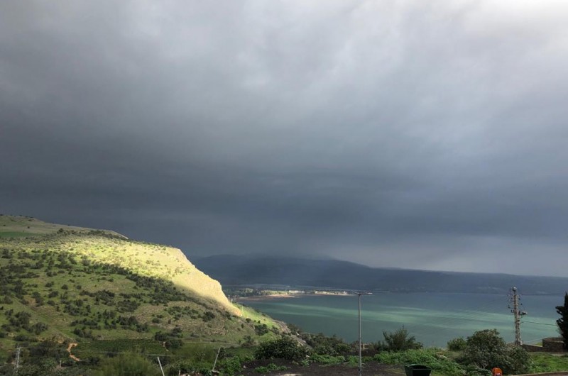 סערה חורפית הגיע ארצה עד לאחר שבת. בתמונה: מעונן מעל שמי הכנרת בטבריה