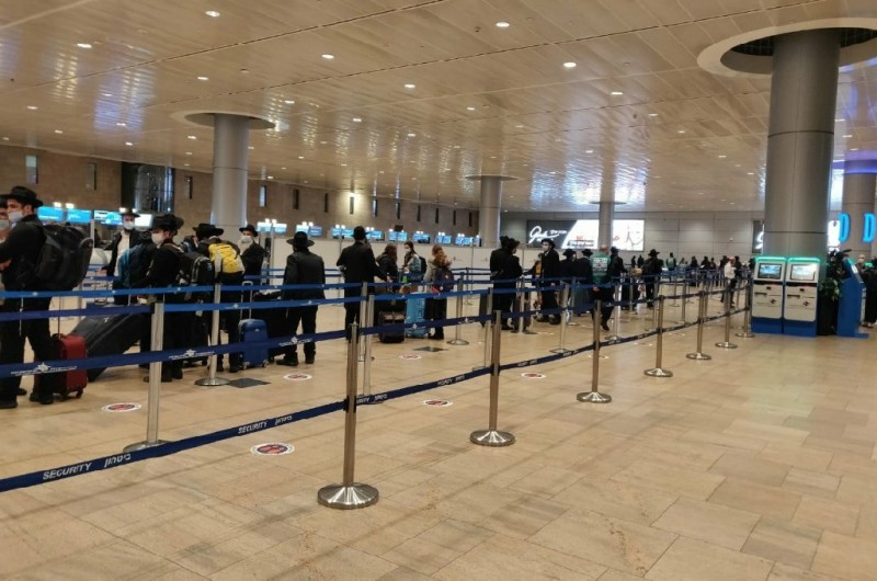 נמל התעופה בן גוריון שעמוס בשגרה בעשרות אלפי נוסעים - ריק מאדם: רק כמה עשרות חסידי חב