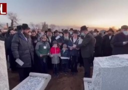 הלב קרוע ומורתח: ילדיו של השליח האהוב הרב יודי דוקס שהלך לעולמו אתמול לאחר מאבק הירואי בנגיף הקורונה, אומרים קדיש ליד הקבר הפתוח הלב קרוע ומורתח: ילדיו של השליח האהוב הרב יודי דוקס שהלך לעולמו אתמול לאחר מאבק הירואי בנגיף הקורונה, אומרים קדיש ליד הקבר הפתוח
