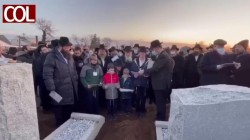 הלב קרוע ומורתח: ילדיו של השליח האהוב הרב יודי דוקס שהלך לעולמו אתמול לאחר מאבק הירואי בנגיף הקורונה, אומרים קדיש ליד הקבר הפתוח הלב קרוע ומורתח: ילדיו של השליח האהוב הרב יודי דוקס שהלך לעולמו אתמול לאחר מאבק הירואי בנגיף הקורונה, אומרים קדיש ליד הקבר הפתוח