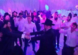 שלוחים, רבנים ואישי ציבור בחתונת השליח לפורט לודרדייל הרב משה מאיר ליפשיץ. צפו בריקוד סוער מהחתונה שלוחים, רבנים ואישי ציבור בחתונת השליח לפורט לודרדייל הרב משה מאיר ליפשיץ. צפו בריקוד סוער מהחתונה
