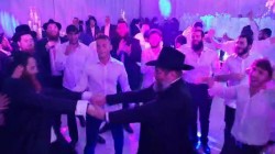שלוחים, רבנים ואישי ציבור בחתונת השליח לפורט לודרדייל הרב משה מאיר ליפשיץ. צפו בריקוד סוער מהחתונה שלוחים, רבנים ואישי ציבור בחתונת השליח לפורט לודרדייל הרב משה מאיר ליפשיץ. צפו בריקוד סוער מהחתונה