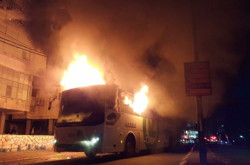 המהומות בבני ברק לשיא: נהג הותקף, אוטובוס הוצת