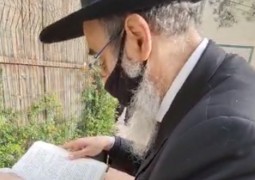 הרב מנחם מענדל גלוכובסקי מוביל עצרת תפילה וירטואלית לרפואתו של האברך ר' חיים דקל הלוי שנדבק בקורונה ומצבו קריטי הרב מנחם מענדל גלוכובסקי מוביל עצרת תפילה וירטואלית לרפואתו של האברך ר' חיים דקל הלוי שנדבק בקורונה ומצבו קריטי