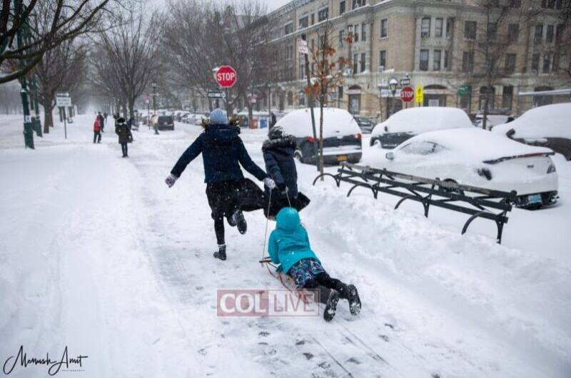 סיבה לחגיגה, סופת שלג ראשונה בעונת החורף: ילדי קראון הייטס נהנים ומשתעשעים בשלג ברחובות השכונה שכוסתה בלבן (צילום: מנוש עמית, COL)